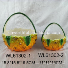 Schöner keramischer Korb für Geschenk in Ananasform